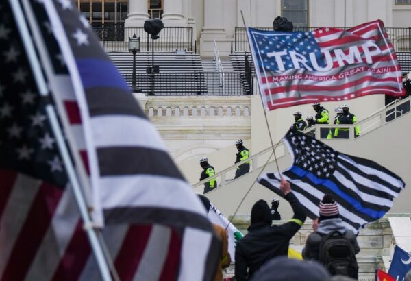 Insurrectionists outside capital Jan 6, 2021